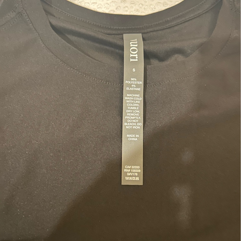 Vuori brand new Long sleeve strato tech tee black small S